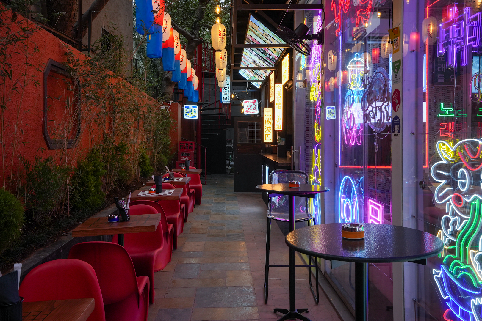 Izipizi Street: attractive and atmospheric venue interior