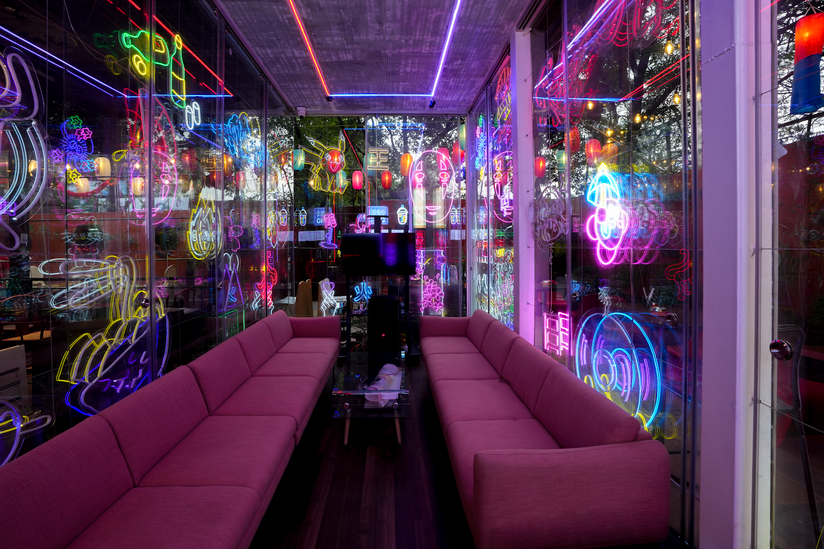 Izipizi Street: vibrant and inviting interior atmosphere