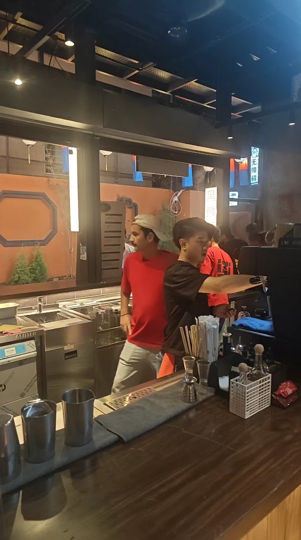 Izipizi Street: staff working in venue