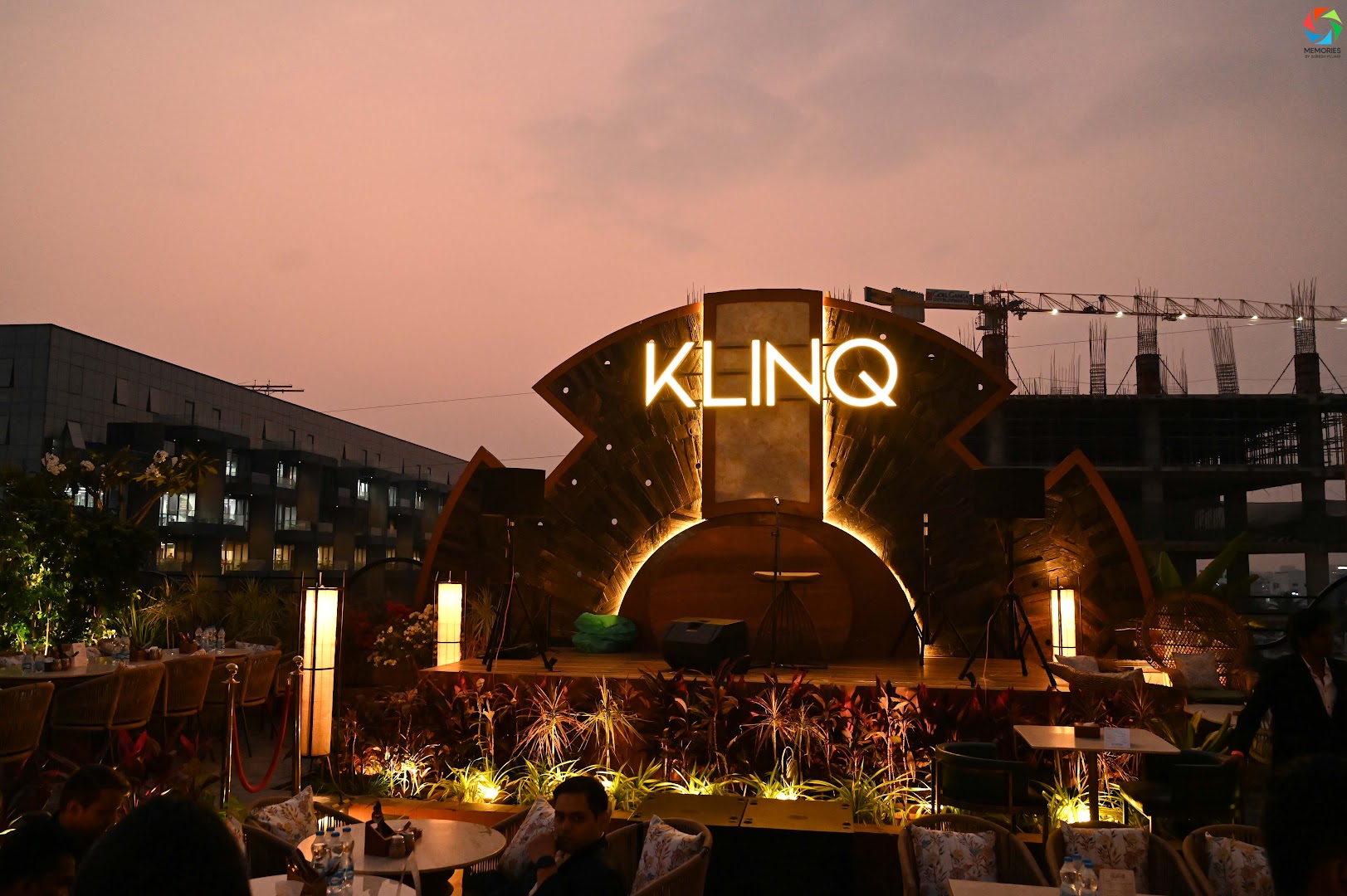Klinq: attractive evening atmosphere and branding
