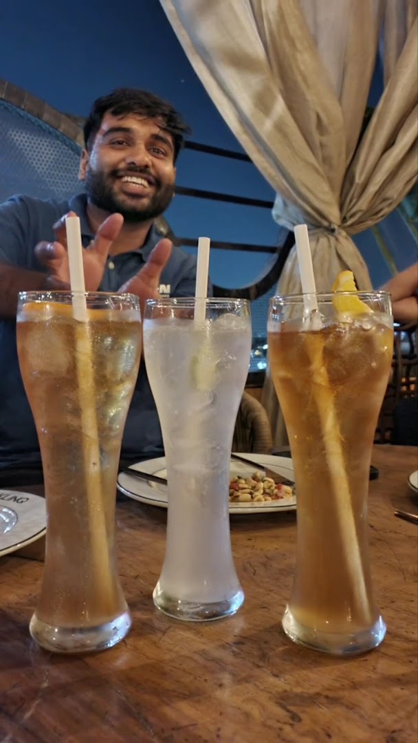 Klinq: clear photo of drinks and atmosphere