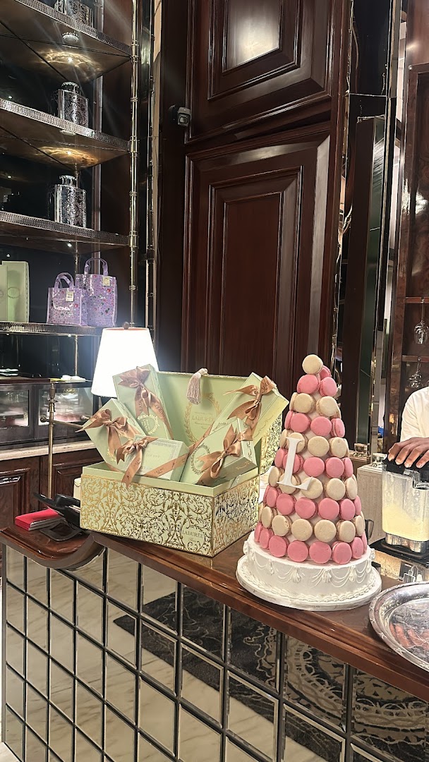 Ladurée: high quality display of products