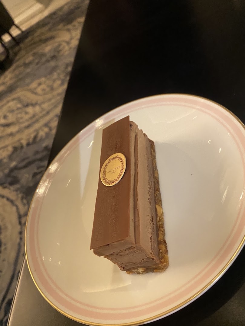 Ladurée: appetizing photo of signature dessert