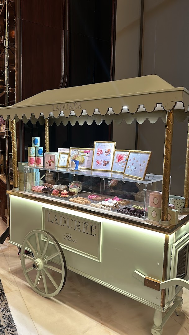 Ladurée: attractive display of venue products