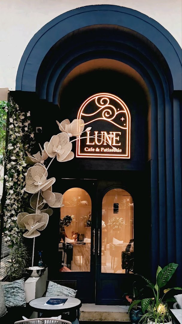 Lune: attractive, professional exterior shot