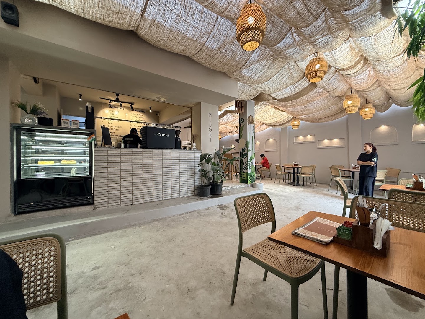 Midori Coffee and Eatery: clear, inviting interior atmosphere