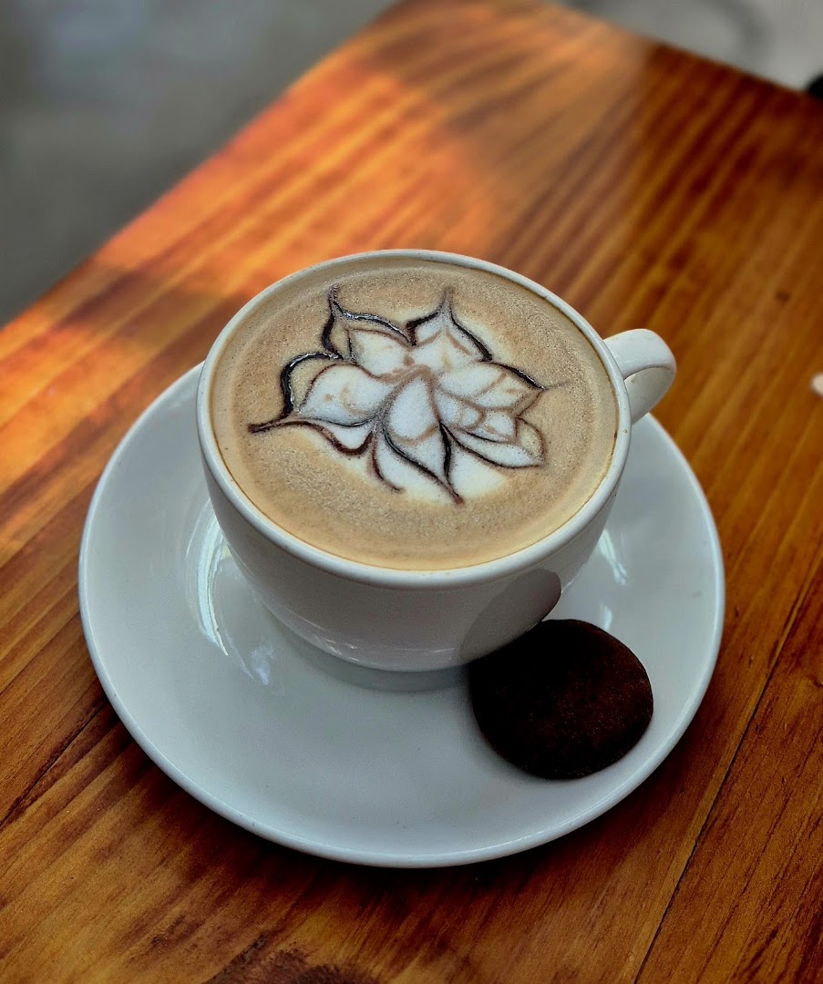 Midori Coffee and Eatery: high quality latte art photo