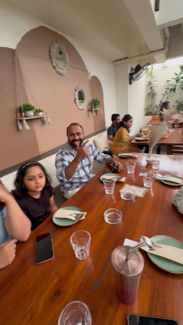 Ouza: atmosphere and happy guests