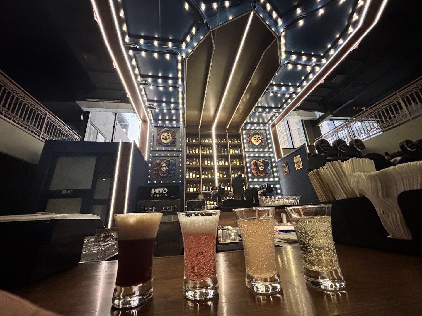 Pivo Garten: attractive interior and drink presentation