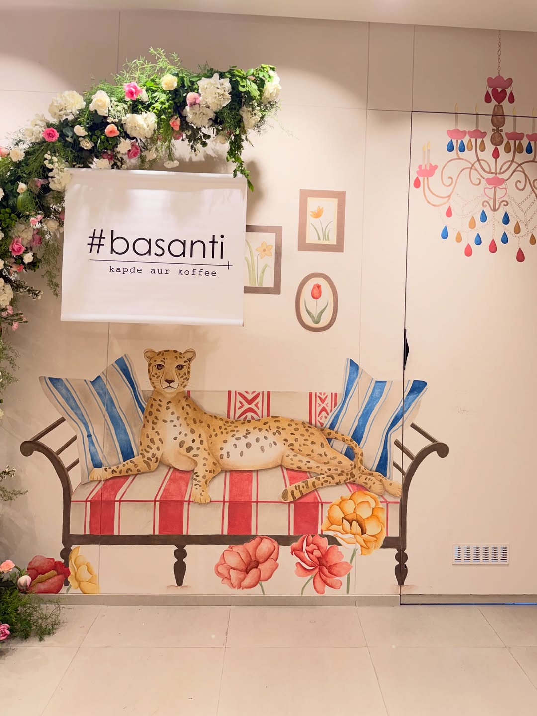 Basanti - Kapde aur Koffee: attractive and clear shop interior