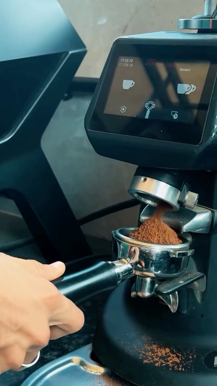 Pie Cafe: high quality coffee preparation shot