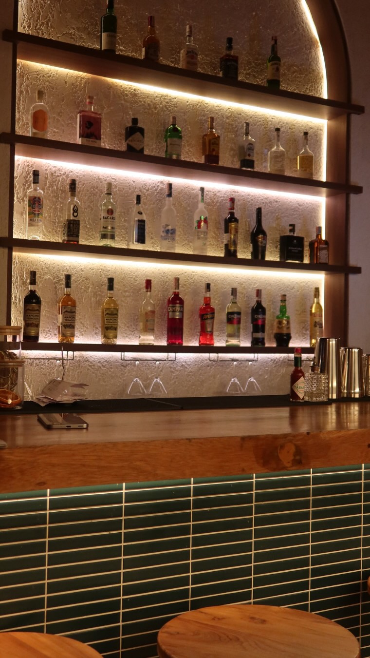 Cavo Bar & Bistro: appetizing food and drink presentation
