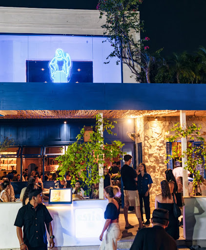 Estia: inviting atmosphere and clear view