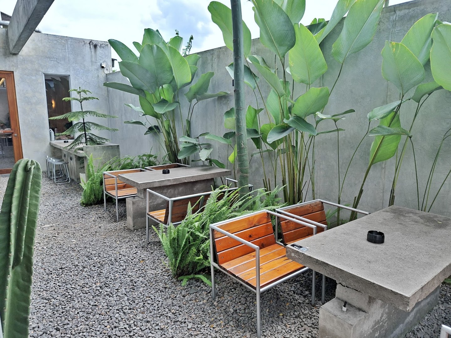 De.u Coffee: inviting outdoor seating area shown
