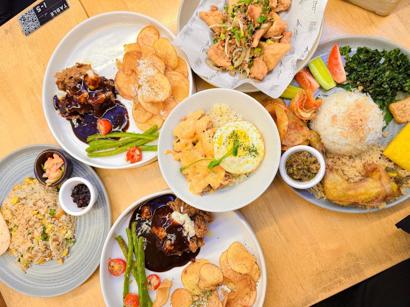 De.u Coffee: appetizing, high-quality food spread