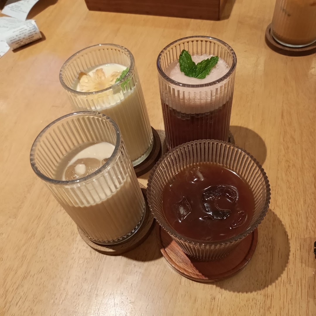 De.u Coffee: appetizing photo of coffee drinks