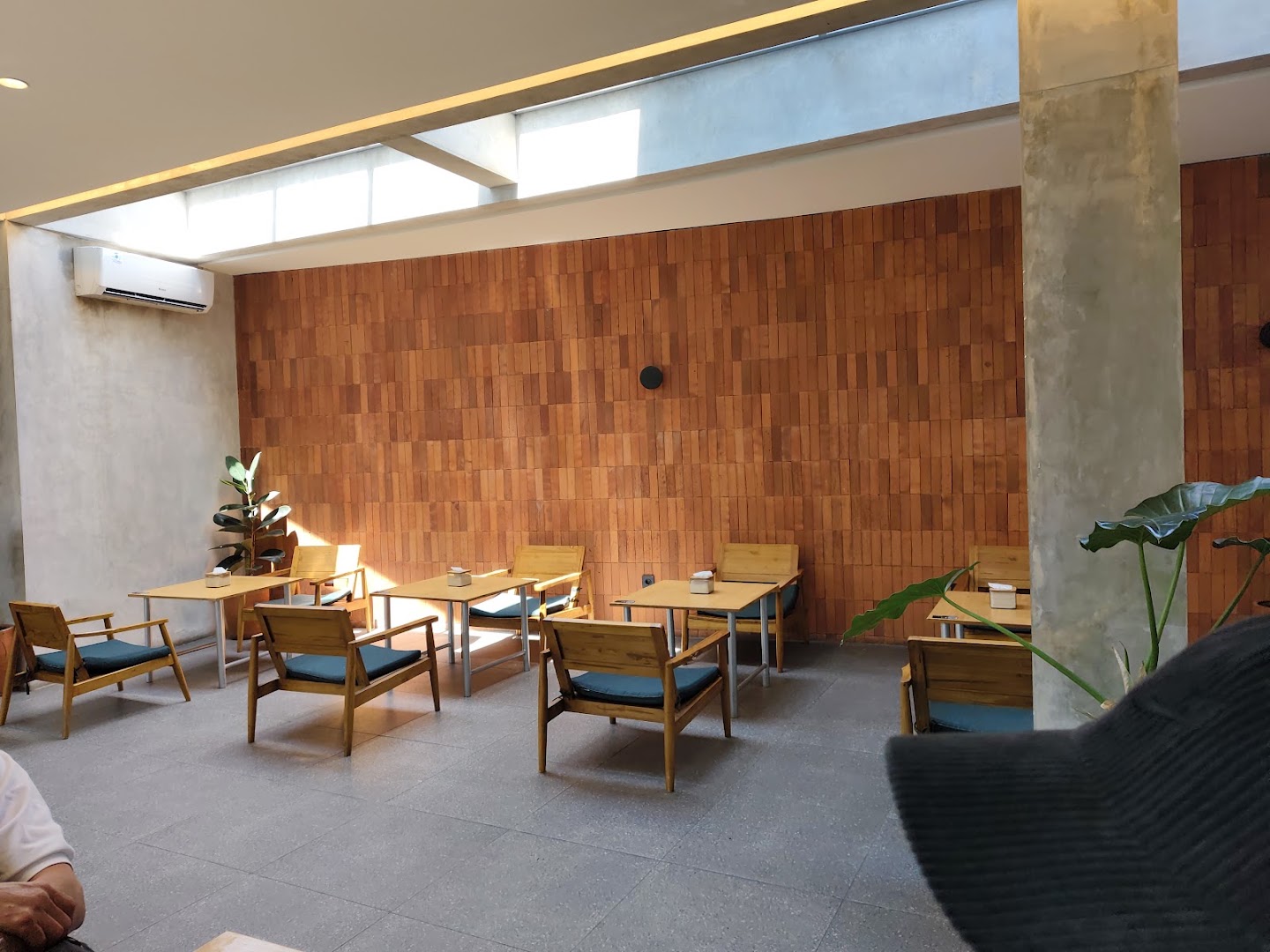 De.u Coffee: clear, inviting interior atmosphere