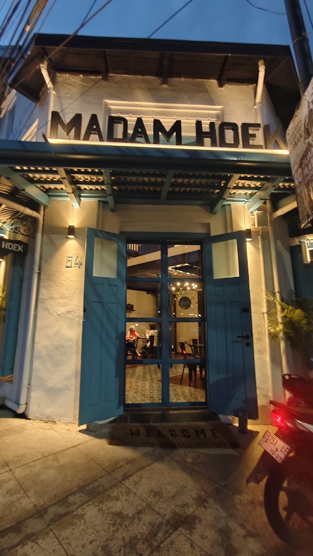 Madam Hoek: clear, inviting exterior restaurant shot