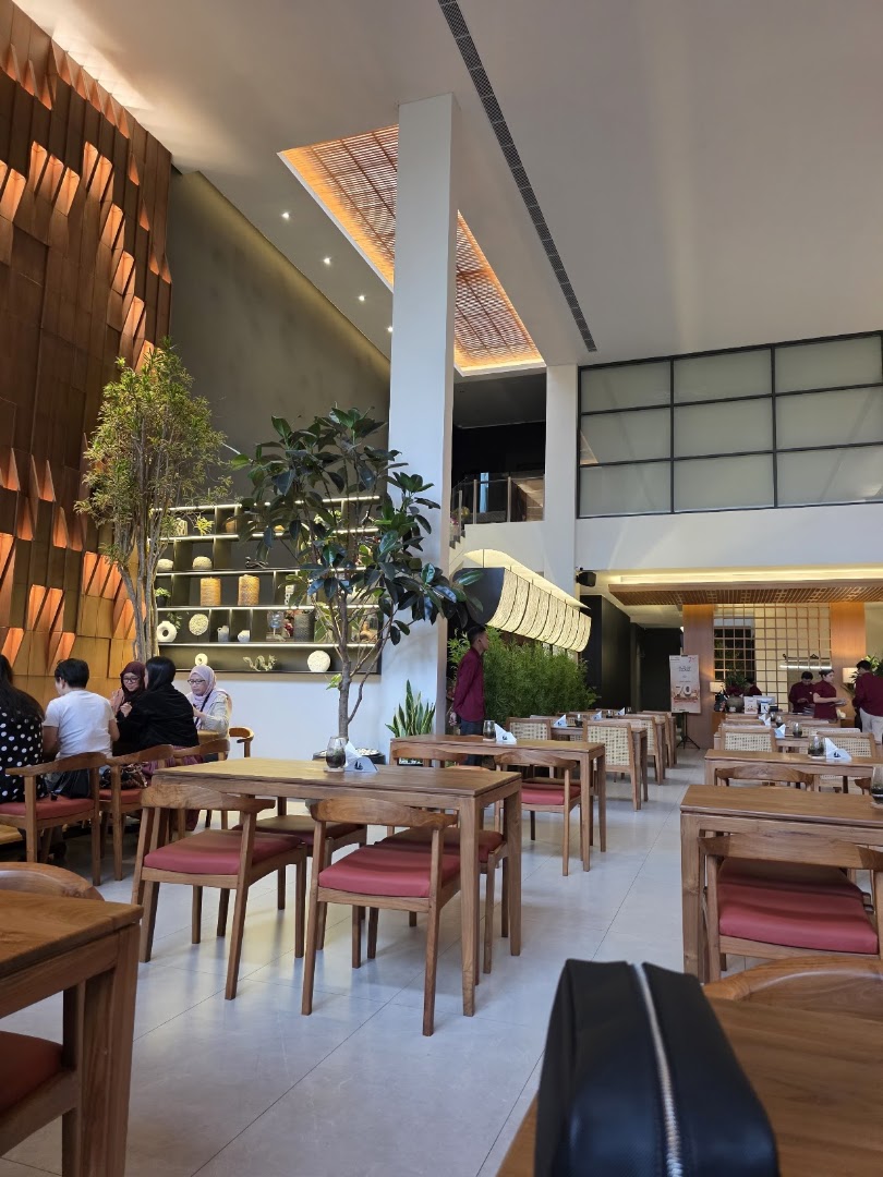 Serangkai Rempah: attractive, well-lit restaurant interior