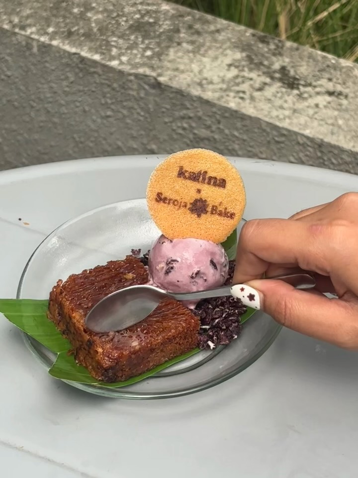 Seroja Bake: appetizing photo of served dessert