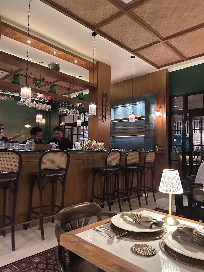 Curry Traders: inviting and professional interior shot