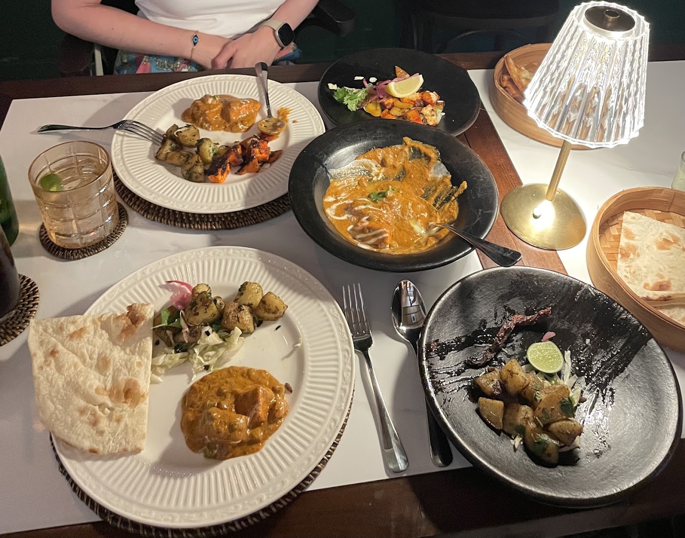Curry Traders: appetizing food presentation and lighting