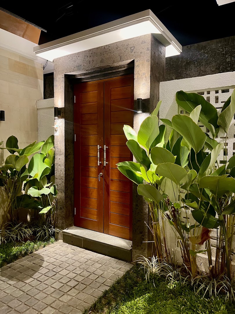 Luca: attractive and professional venue entrance