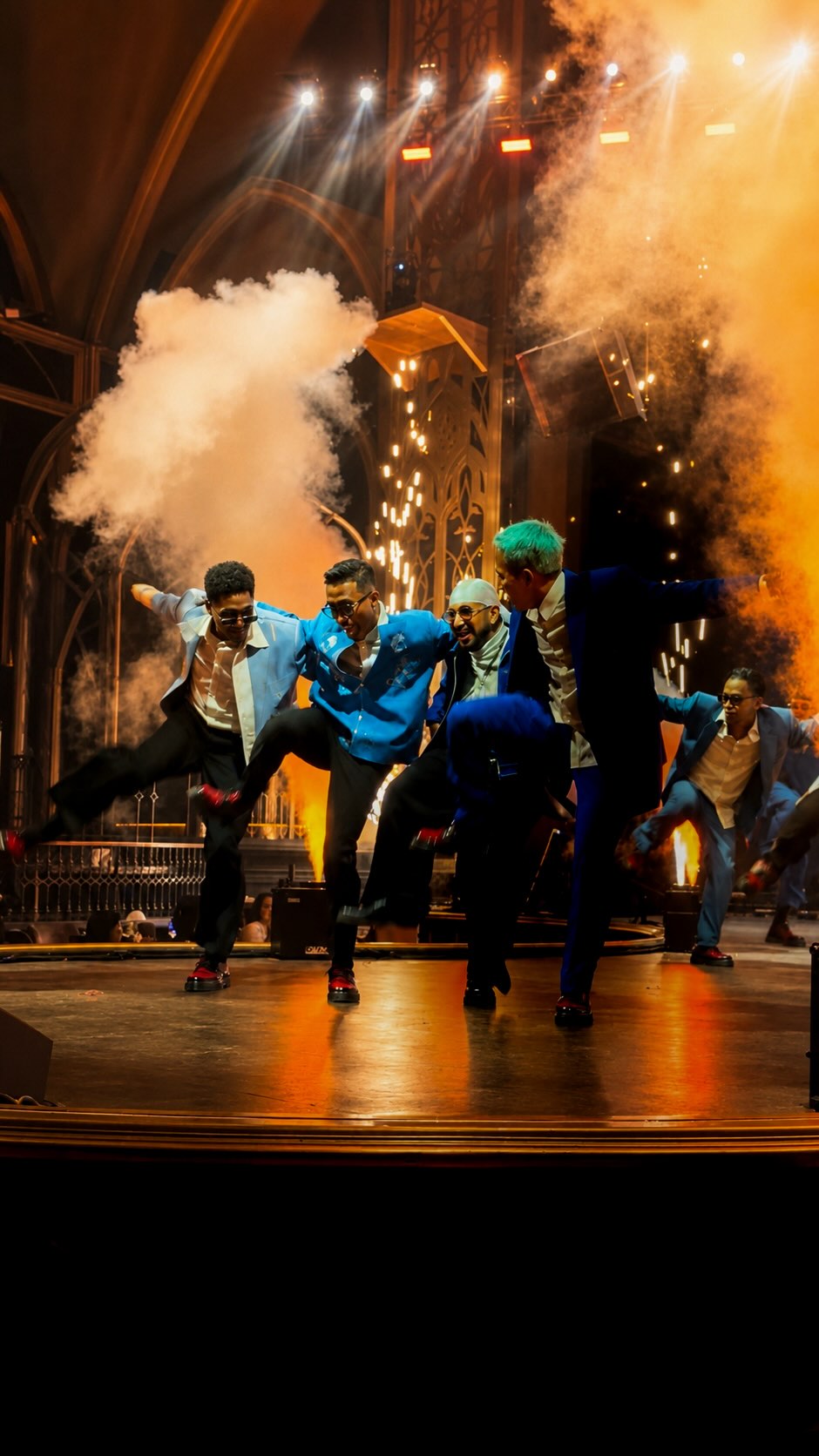 Akasta Jakarta: vibrant restaurant entertainment atmosphere