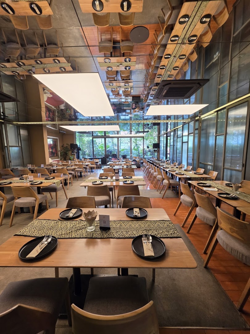 Aruma: clear, professional interior restaurant shot