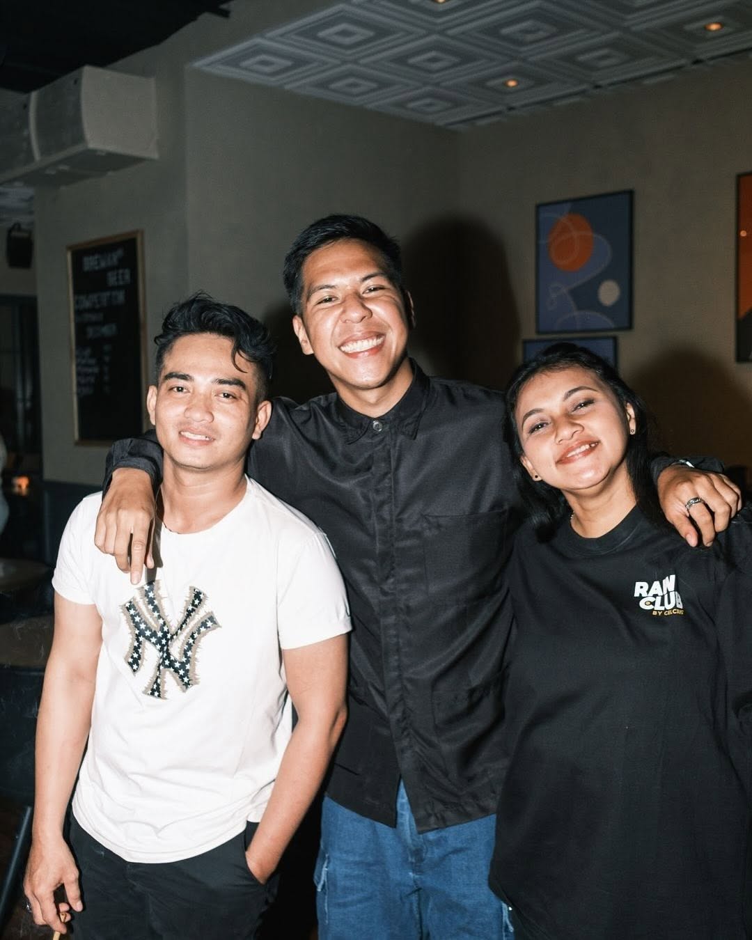 BREMAN85: happy customers enjoying the venue