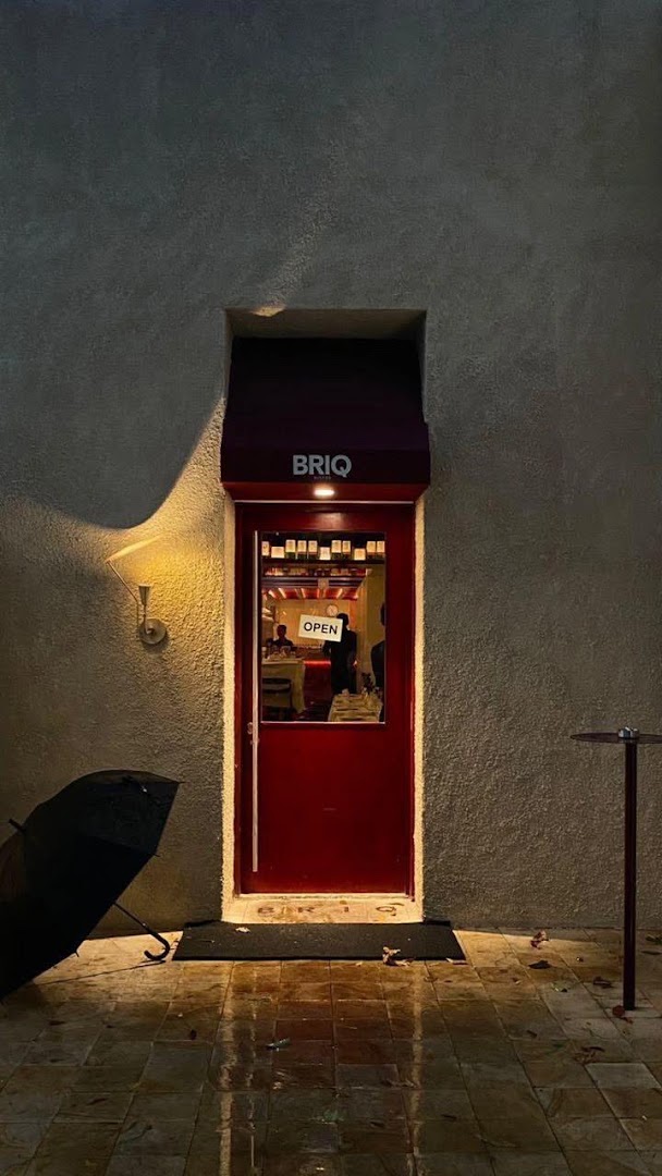 Briq Bistro: atmospheric and professional exterior shot