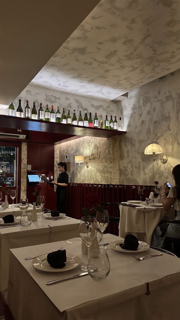 Briq Bistro: clear, professional interior atmosphere shot