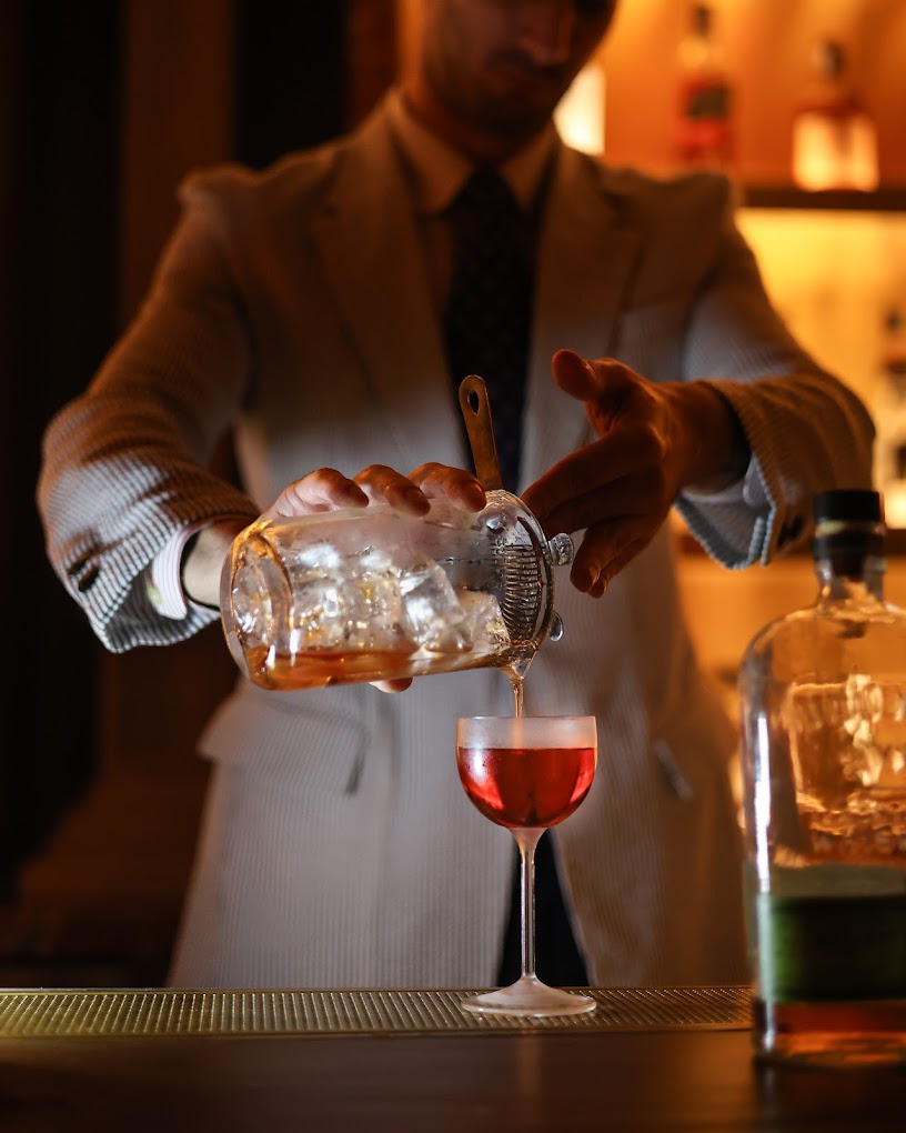 Cosmo Pony: professional and atmospheric cocktail preparation