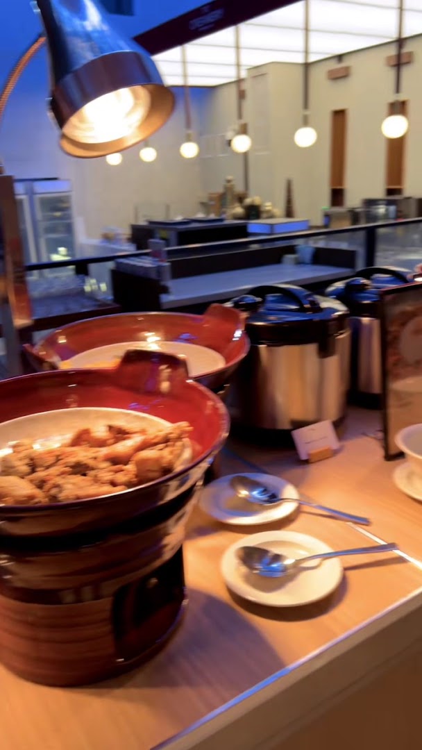 Ginger Flower: appetizing food display at restaurant