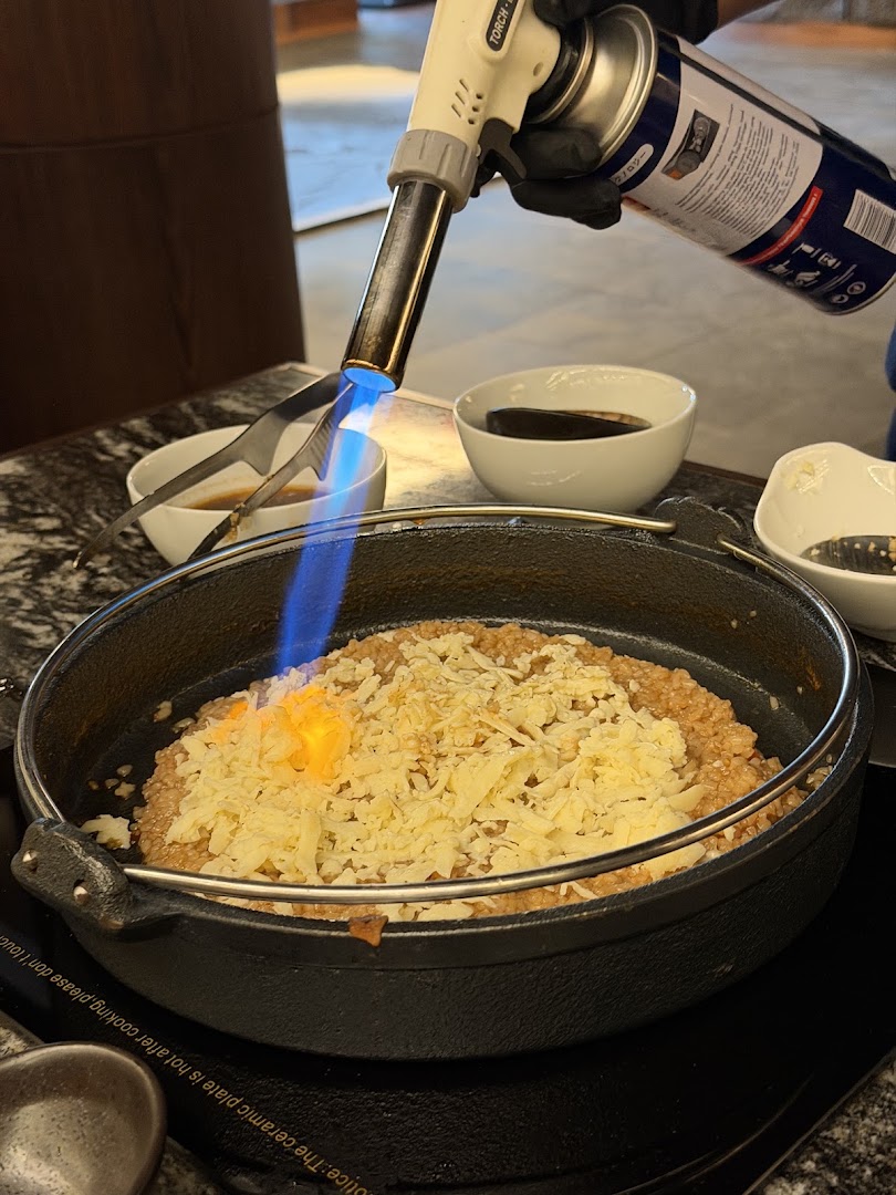 Gokuniku: appetizing food preparation action shot