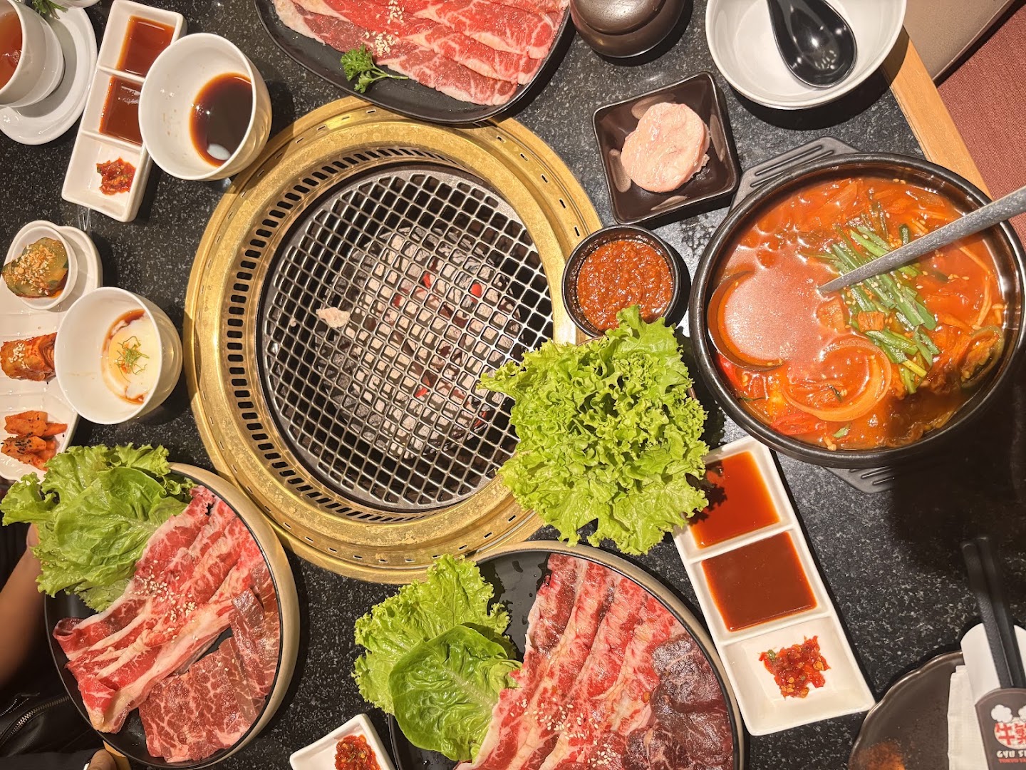 Gyu Shige Tokyo Yakiniku: appetizing high-quality food spread