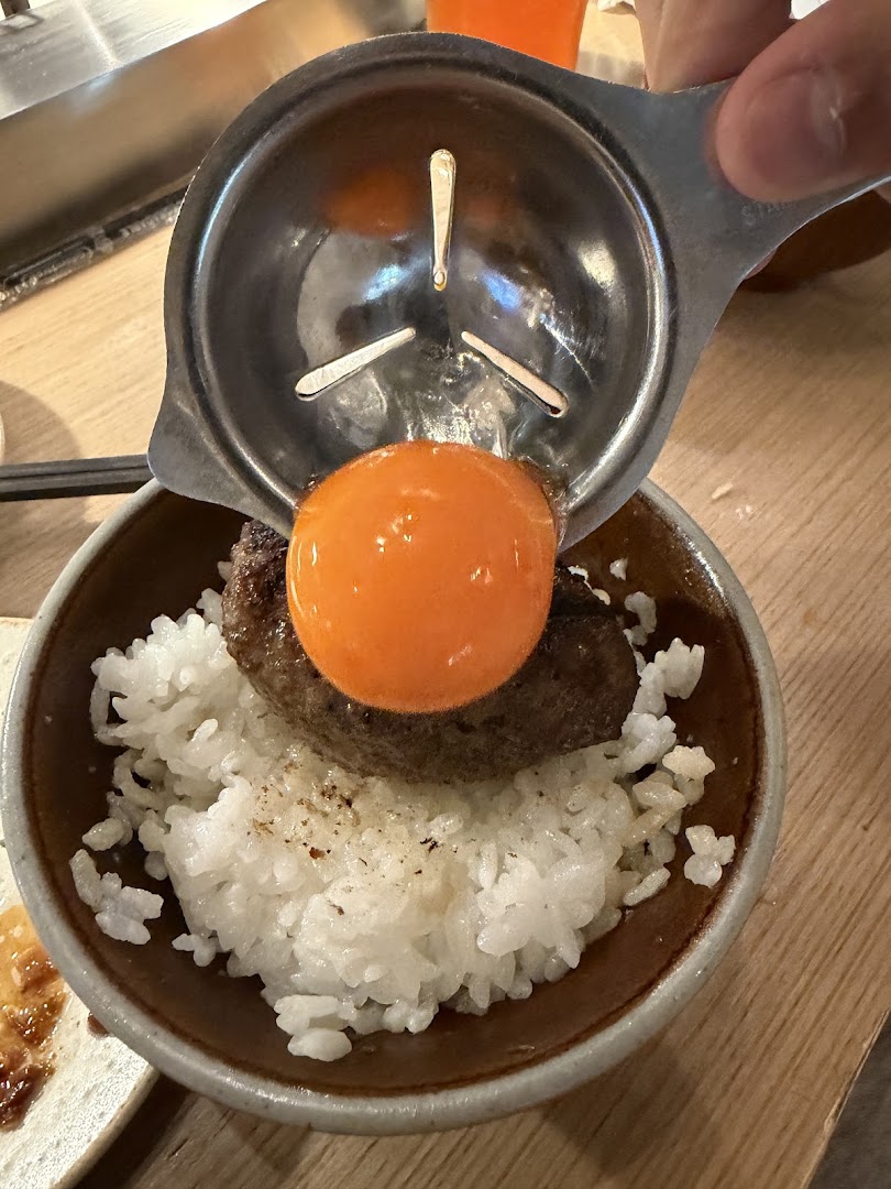 Hikiniku to Come: appetizing food preparation shot