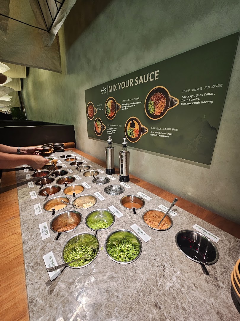 Jansan Restaurant: restaurant food preparation area