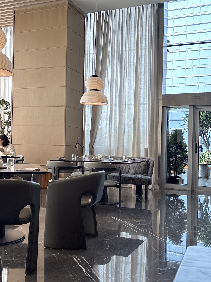 Keyaki: elegant interior and inviting atmosphere