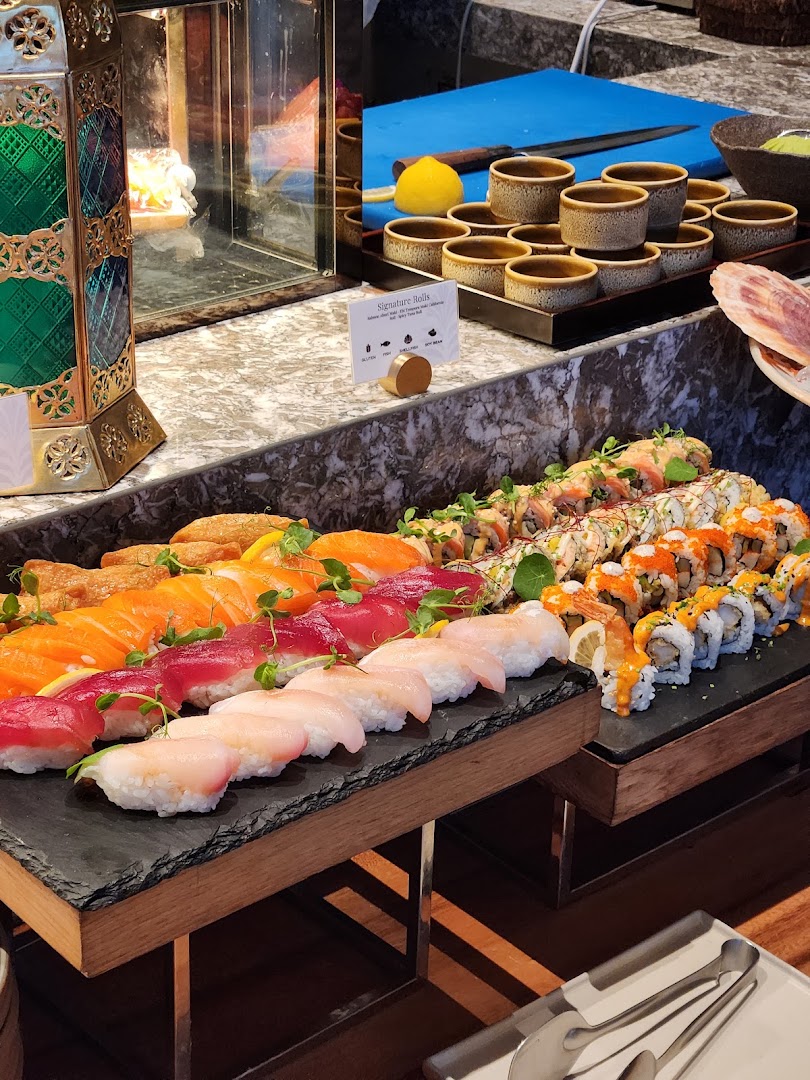 Keyaki: appetizing display of fresh sushi