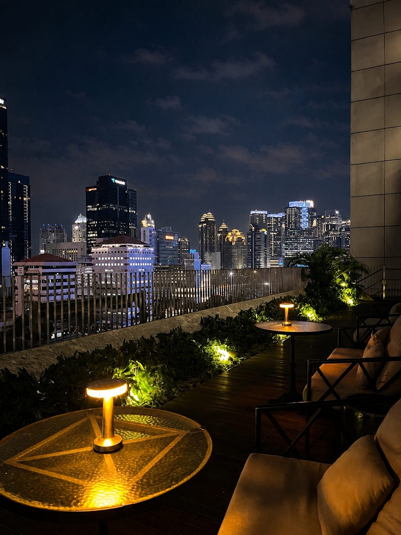 Paris Bistro: beautiful atmospheric terrace night shot