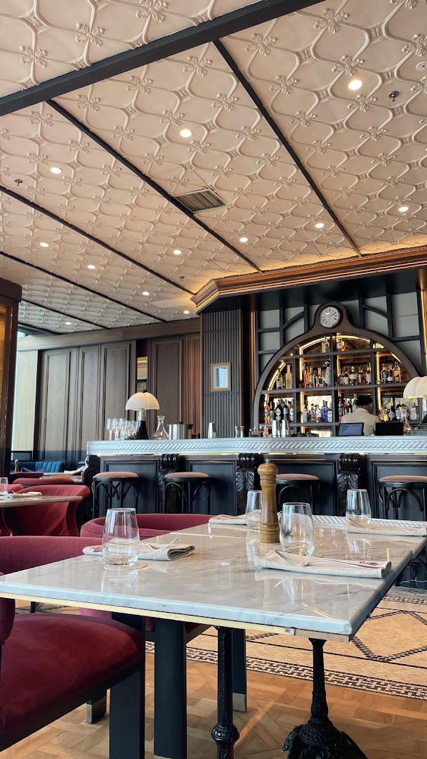 Paris Bistro: high quality interior atmosphere shot