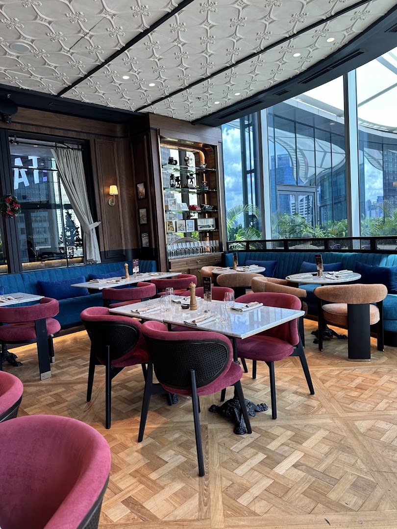 Paris Bistro: high quality interior restaurant shot