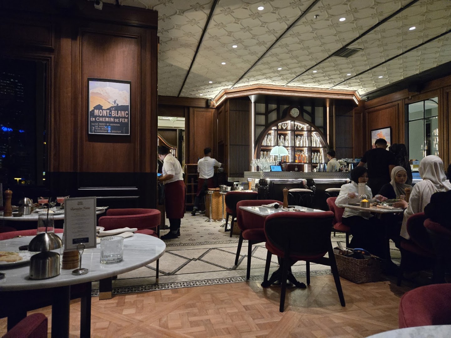 Paris Bistro: inviting restaurant interior atmosphere