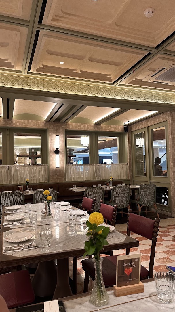 Pellegrini's: inviting restaurant interior atmosphere