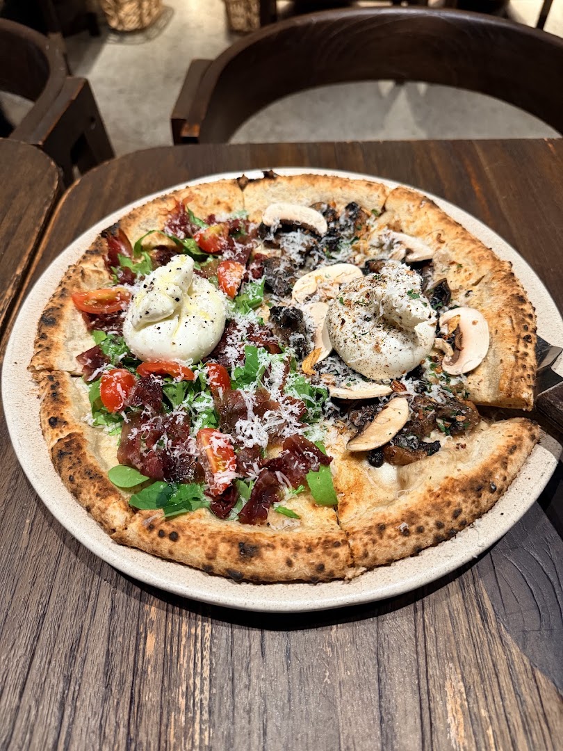 Pizza 4P's Indonesia: appetizing, high-quality food photography