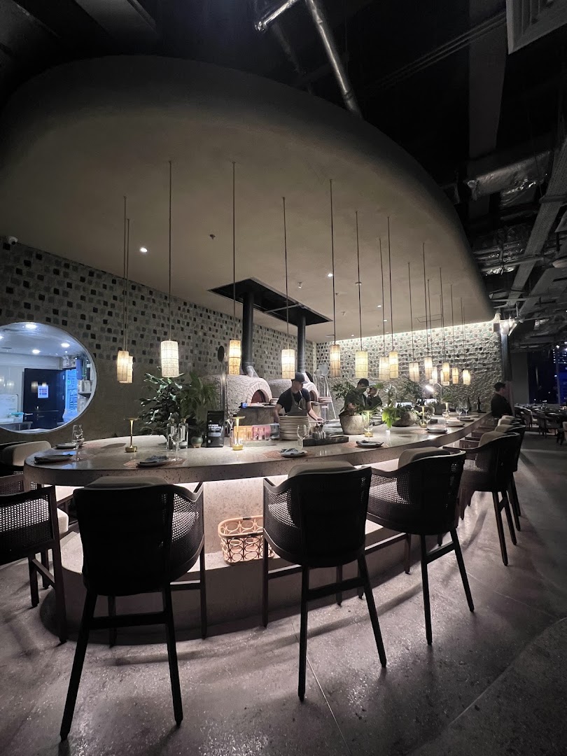 Pizza 4P's Indonesia: high quality restaurant interior shot