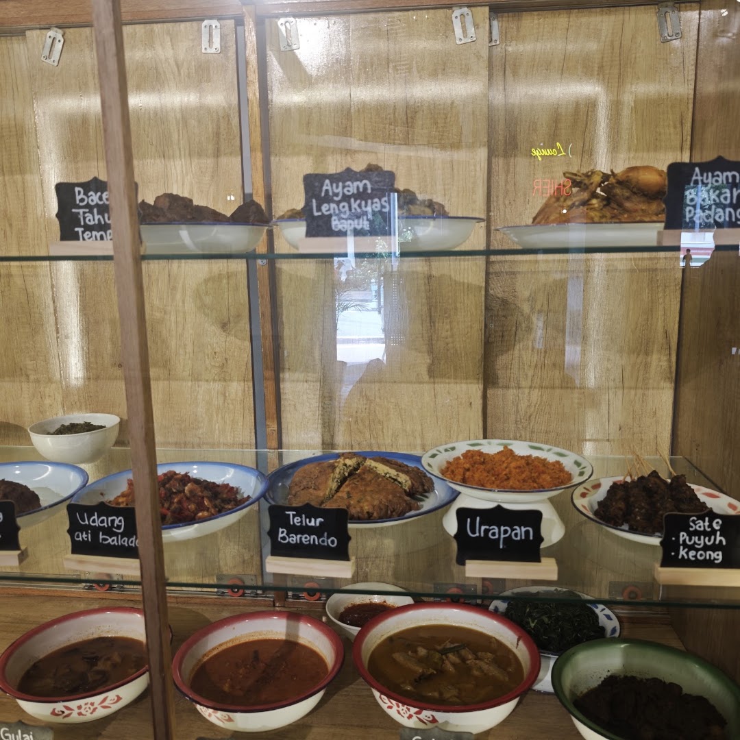 Rumah Makan Ambo Jowo: clear display of restaurant food