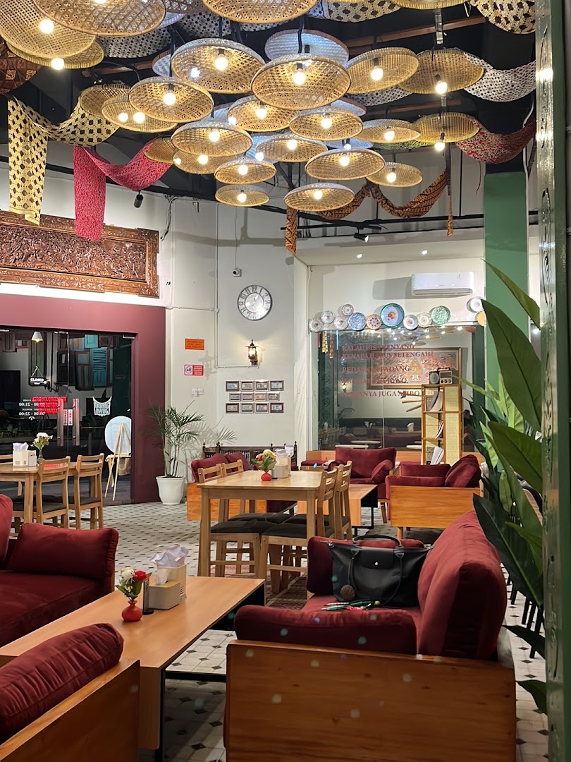Rumah Makan Ambo Jowo: attractive, well-lit restaurant interior