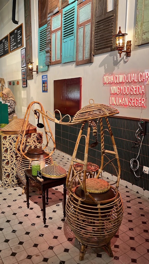 Rumah Makan Ambo Jowo: restaurant interior and atmosphere